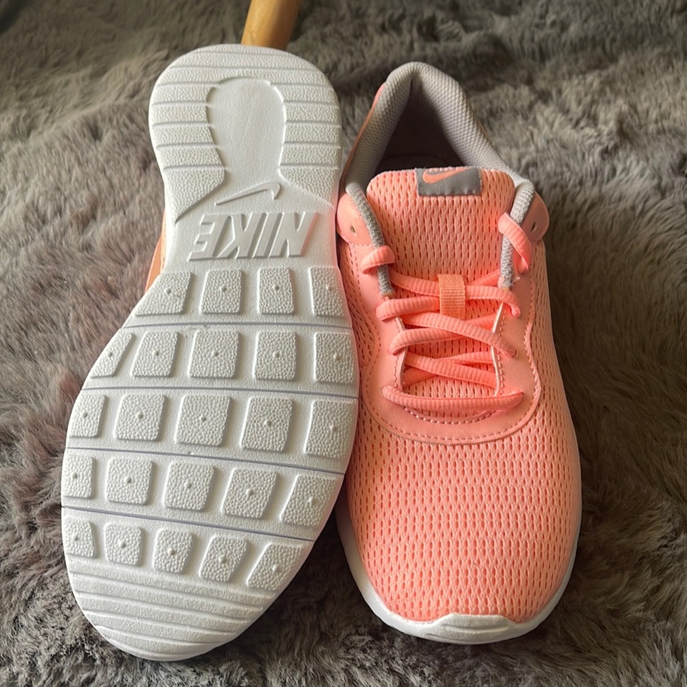 Nike girls shoes pink